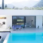 The Oasis, Luxury In Nidri Villa *
